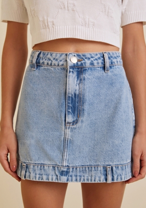 SAIA CURTA FIVE POCKETS BARRA COM RECORTE JEANS MEDIO MORENA ROSA