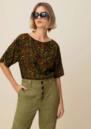 BLUSA DECOTE CANOA MANGA JAPONESA ESTAMPADA - ES-VERDE MILITAR/MARROM MORENA ROSA